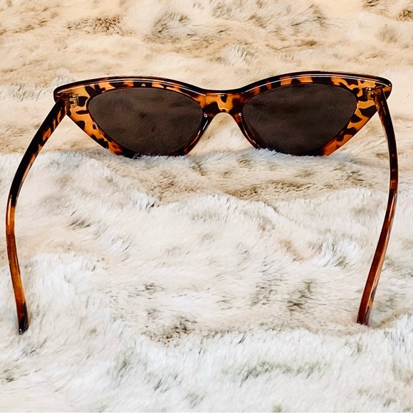 CAT EYE Sunglasses - Picture 3 of 5